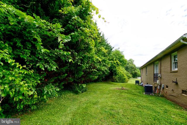 900 WALKER RD, Great Falls, VA 22066