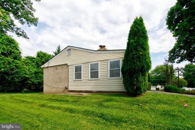 900 WALKER RD, Great Falls, VA 22066