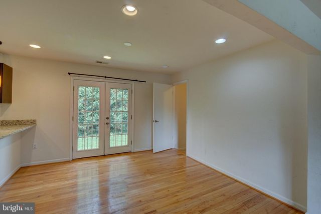 900 WALKER RD, Great Falls, VA 22066