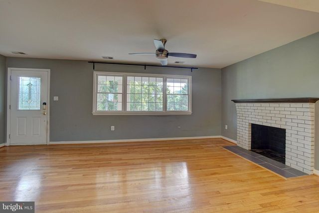 900 WALKER RD, Great Falls, VA 22066