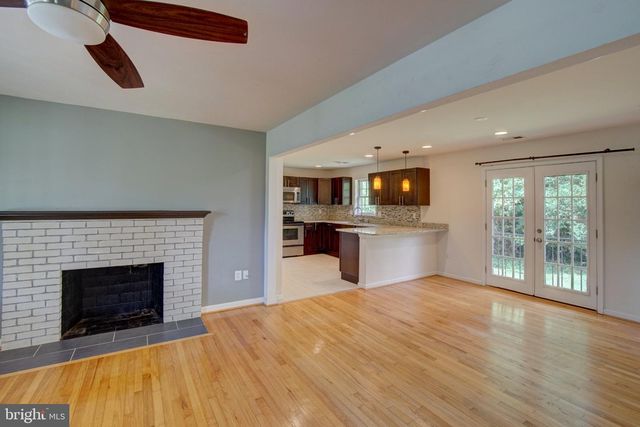 900 WALKER RD, Great Falls, VA 22066