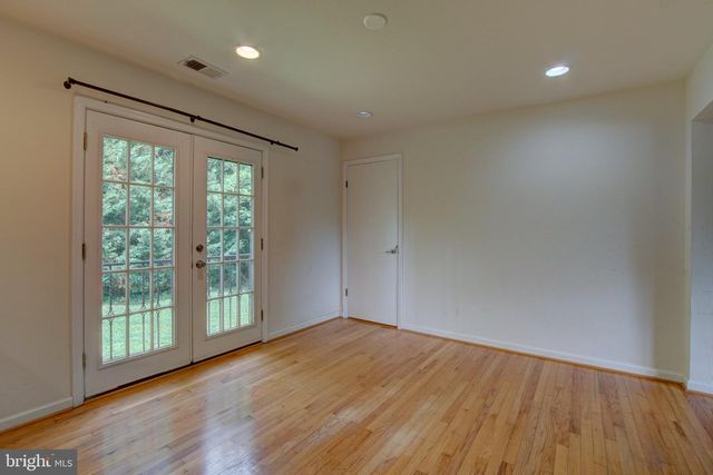 900 WALKER RD, Great Falls, VA 22066