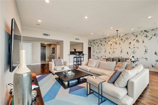 900 W Olympic Boulevard 45F, Los Angeles, CA 90015
