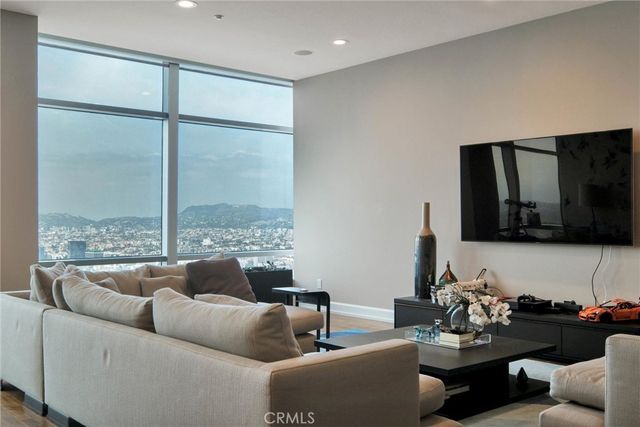 900 W Olympic Boulevard 45F, Los Angeles, CA 90015