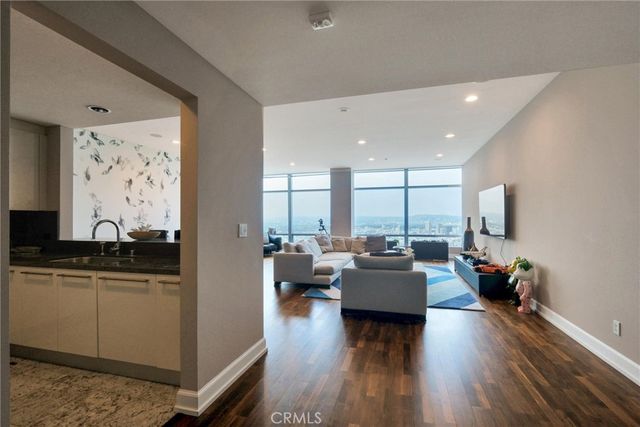 900 W Olympic Boulevard 45F, Los Angeles, CA 90015