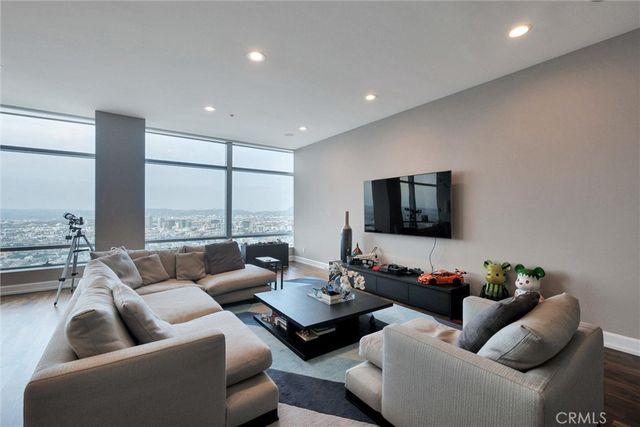 900 W Olympic Boulevard 45F, Los Angeles, CA 90015