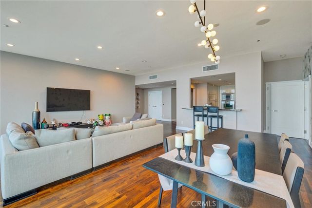 900 W Olympic Boulevard 45F, Los Angeles, CA 90015