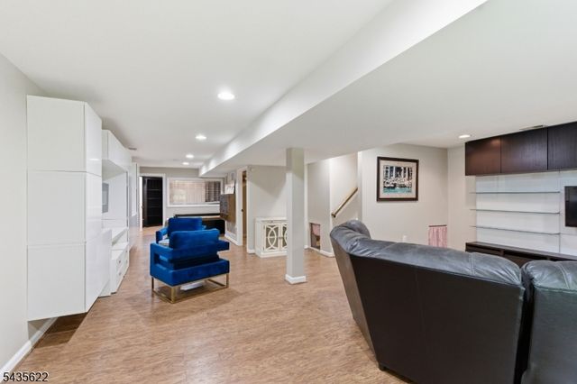 18 Birchwood Ln, North Haledon Boro, NJ 07508