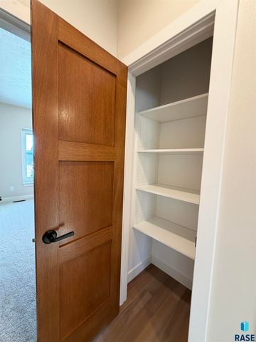 2813 S Dunraven Ave Avenue, Sioux Falls, SD 57110