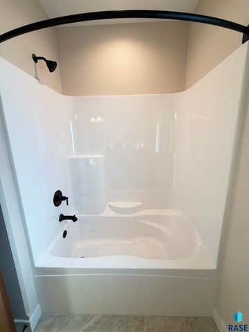 2813 S Dunraven Ave Avenue, Sioux Falls, SD 57110