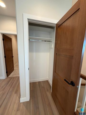 2813 S Dunraven Ave Avenue, Sioux Falls, SD 57110