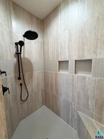 2813 S Dunraven Ave Avenue, Sioux Falls, SD 57110