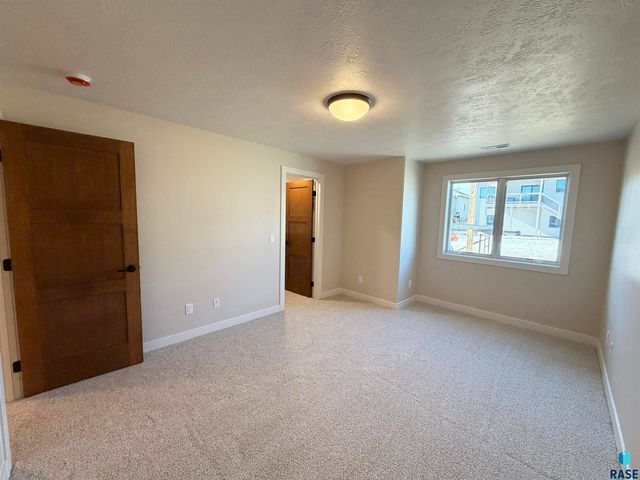 2813 S Dunraven Ave Avenue, Sioux Falls, SD 57110