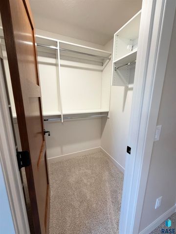 2813 S Dunraven Ave Avenue, Sioux Falls, SD 57110