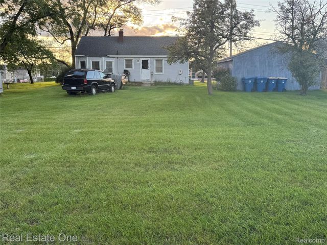 1532 Crescent Lake Road, Waterford Charter Township, MI 48327