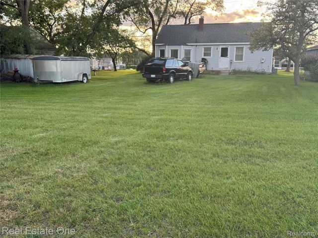 1532 Crescent Lake Road, Waterford Charter Township, MI 48327