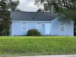 1532 Crescent Lake Road, Waterford Charter Township, MI 48327