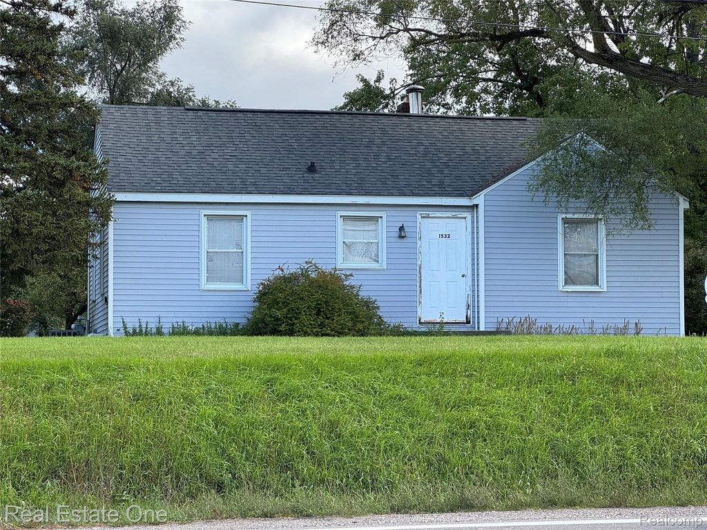 1532 Crescent Lake Road, Waterford Charter Township, MI 48327