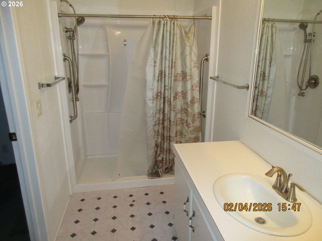 751 Se MEADOWOOD Dr, Winston, OR 97496