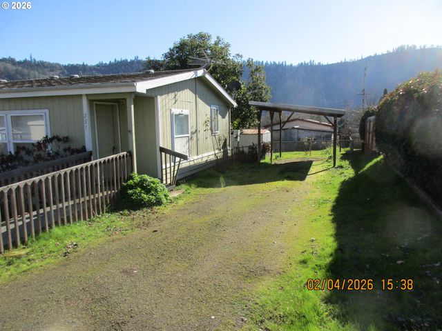 751 Se MEADOWOOD Dr, Winston, OR 97496