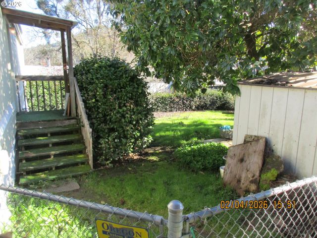 751 Se MEADOWOOD Dr, Winston, OR 97496