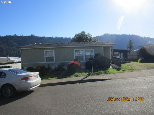 751 Se MEADOWOOD Dr, Winston, OR 97496