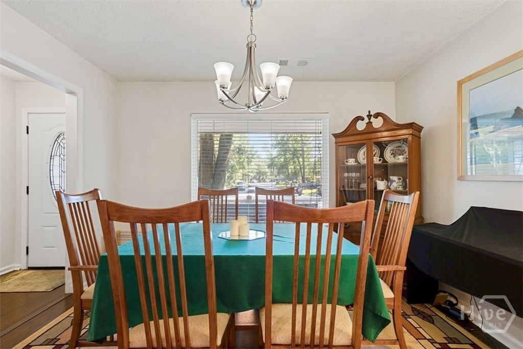 Image 10 of property listing at 220 N Cromwell Road, Savannah, GA 31410