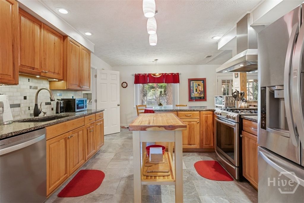 Image 11 of property listing at 220 N Cromwell Road, Savannah, GA 31410