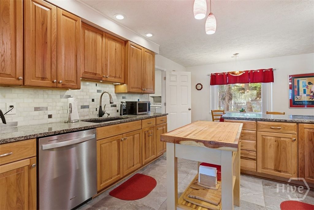 Image 12 of property listing at 220 N Cromwell Road, Savannah, GA 31410