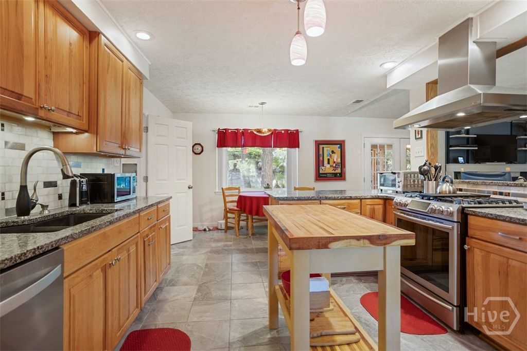 Image 13 of property listing at 220 N Cromwell Road, Savannah, GA 31410