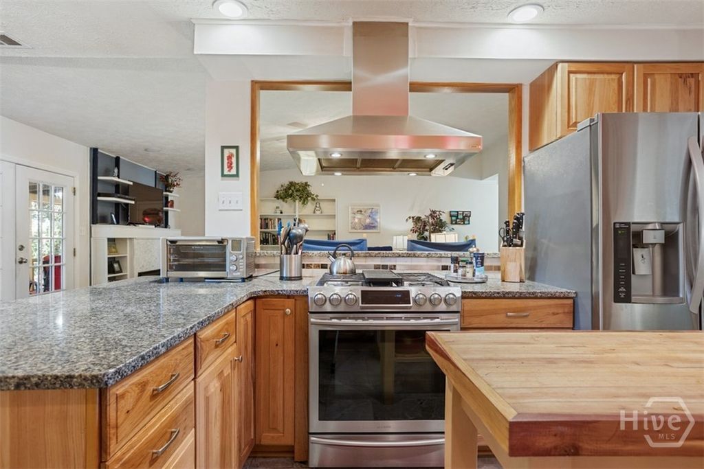 Image 14 of property listing at 220 N Cromwell Road, Savannah, GA 31410