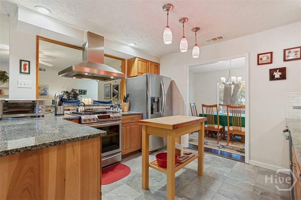 Image 15 of property listing at 220 N Cromwell Road, Savannah, GA 31410