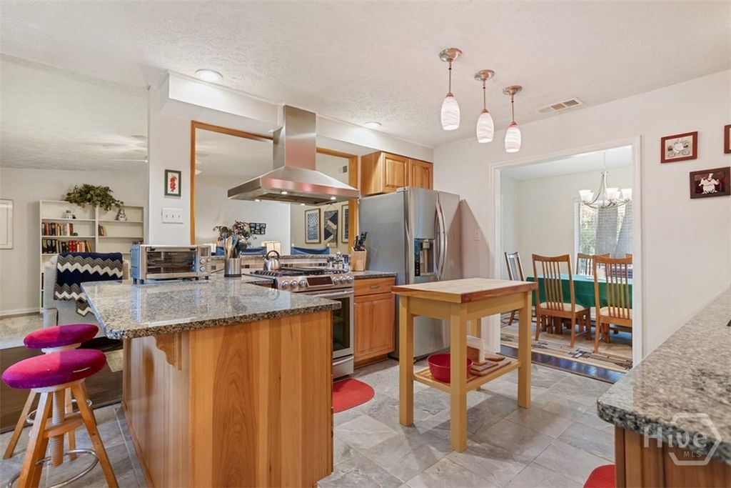 Image 16 of property listing at 220 N Cromwell Road, Savannah, GA 31410
