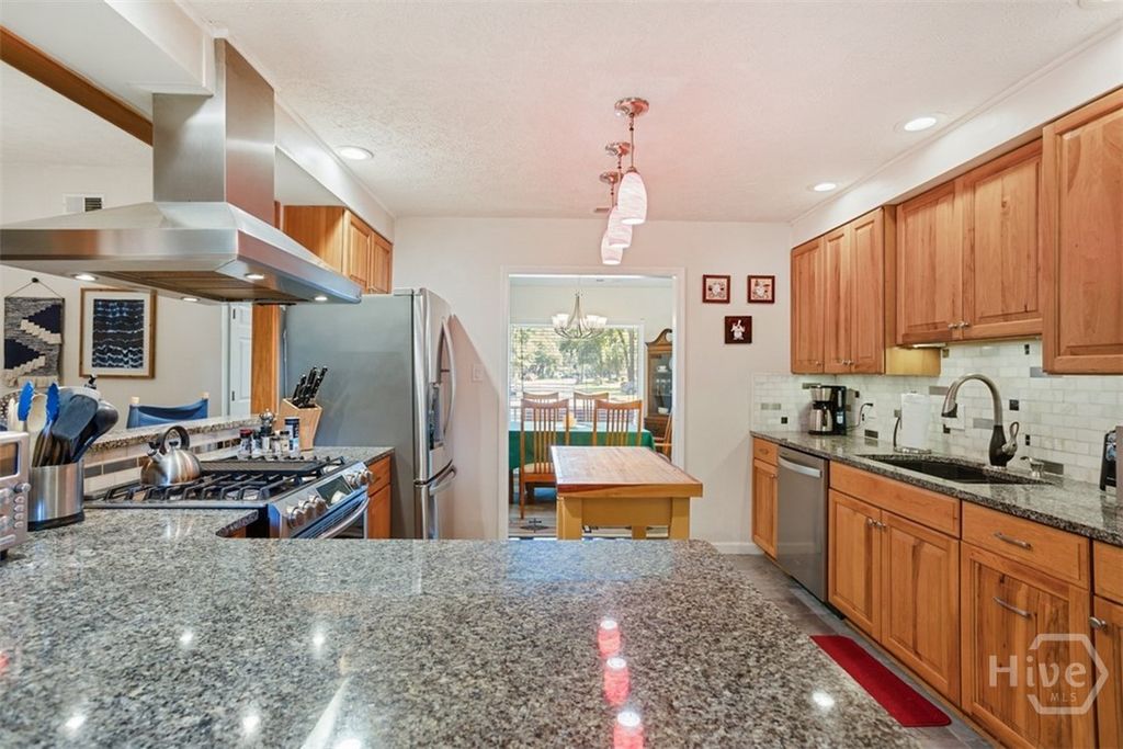 Image 17 of property listing at 220 N Cromwell Road, Savannah, GA 31410