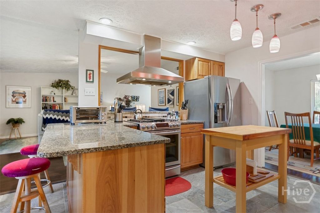 Image 18 of property listing at 220 N Cromwell Road, Savannah, GA 31410