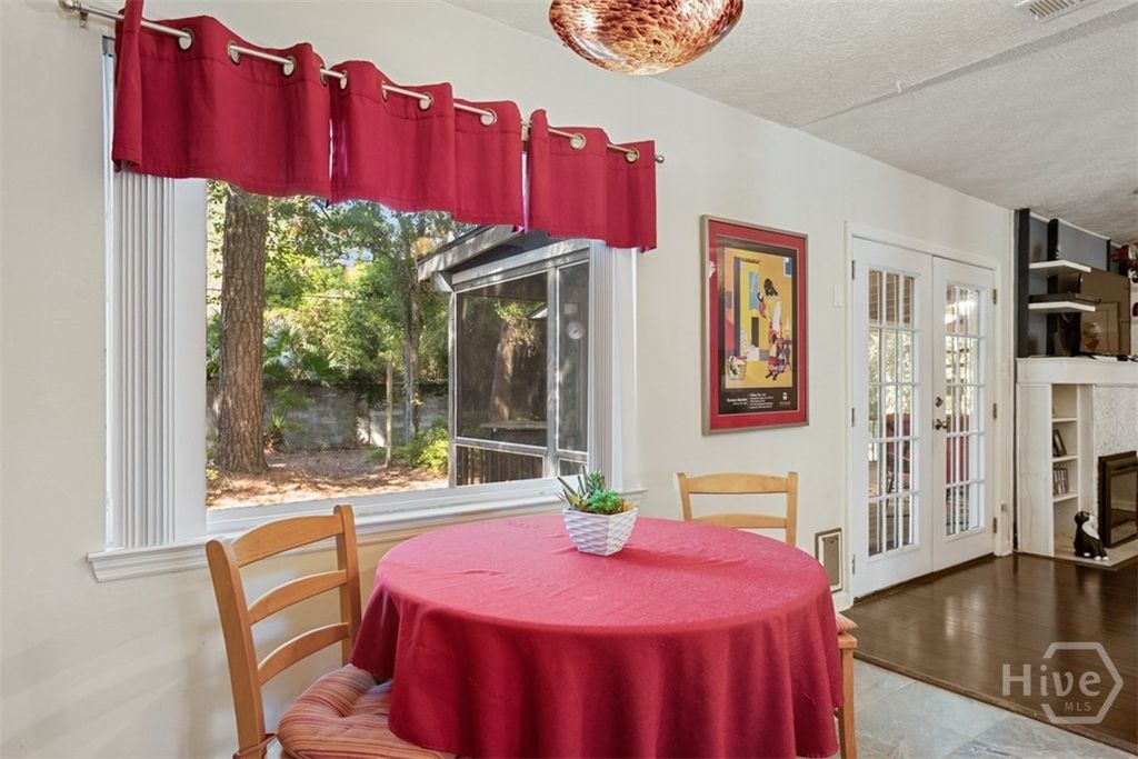 Image 19 of property listing at 220 N Cromwell Road, Savannah, GA 31410