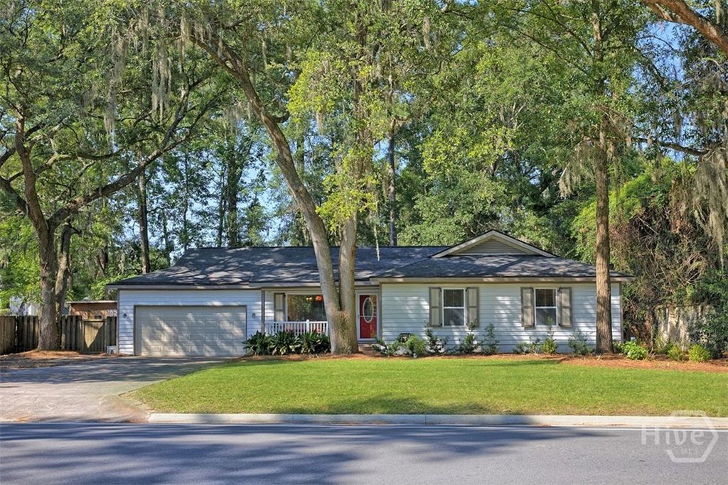 Image 2 of property listing at 220 N Cromwell Road, Savannah, GA 31410