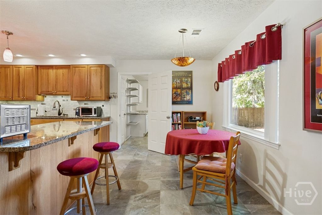Image 20 of property listing at 220 N Cromwell Road, Savannah, GA 31410