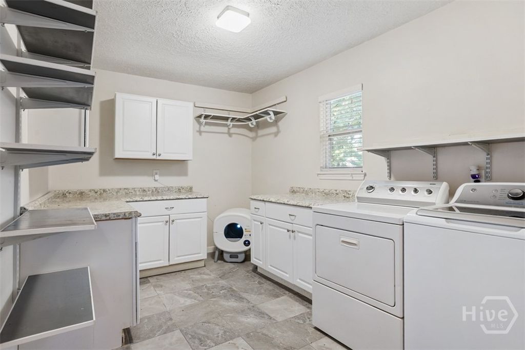 Image 21 of property listing at 220 N Cromwell Road, Savannah, GA 31410