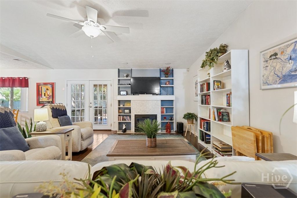 Image 22 of property listing at 220 N Cromwell Road, Savannah, GA 31410