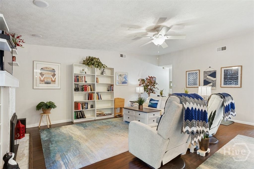 Image 23 of property listing at 220 N Cromwell Road, Savannah, GA 31410