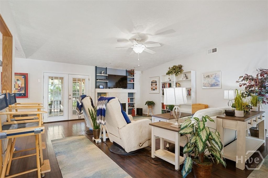 Image 24 of property listing at 220 N Cromwell Road, Savannah, GA 31410