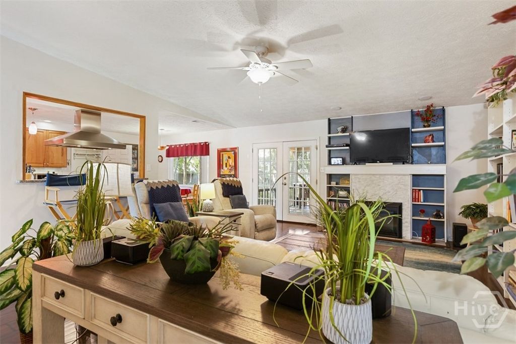 Image 25 of property listing at 220 N Cromwell Road, Savannah, GA 31410