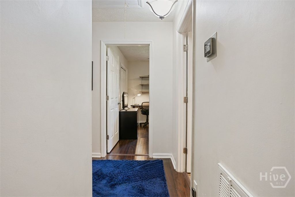 Image 26 of property listing at 220 N Cromwell Road, Savannah, GA 31410