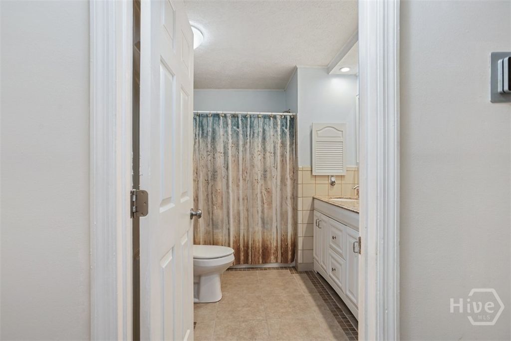 Image 27 of property listing at 220 N Cromwell Road, Savannah, GA 31410