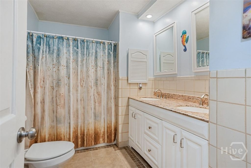 Image 28 of property listing at 220 N Cromwell Road, Savannah, GA 31410