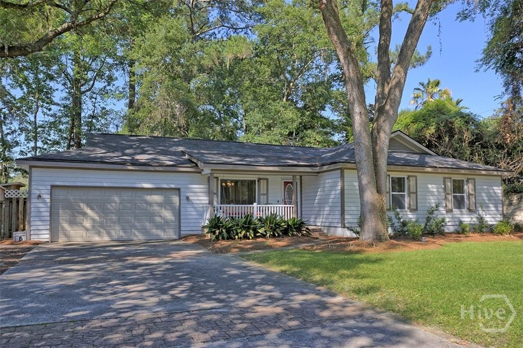 Image 3 of property listing at 220 N Cromwell Road, Savannah, GA 31410