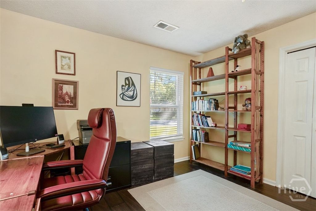 Image 32 of property listing at 220 N Cromwell Road, Savannah, GA 31410