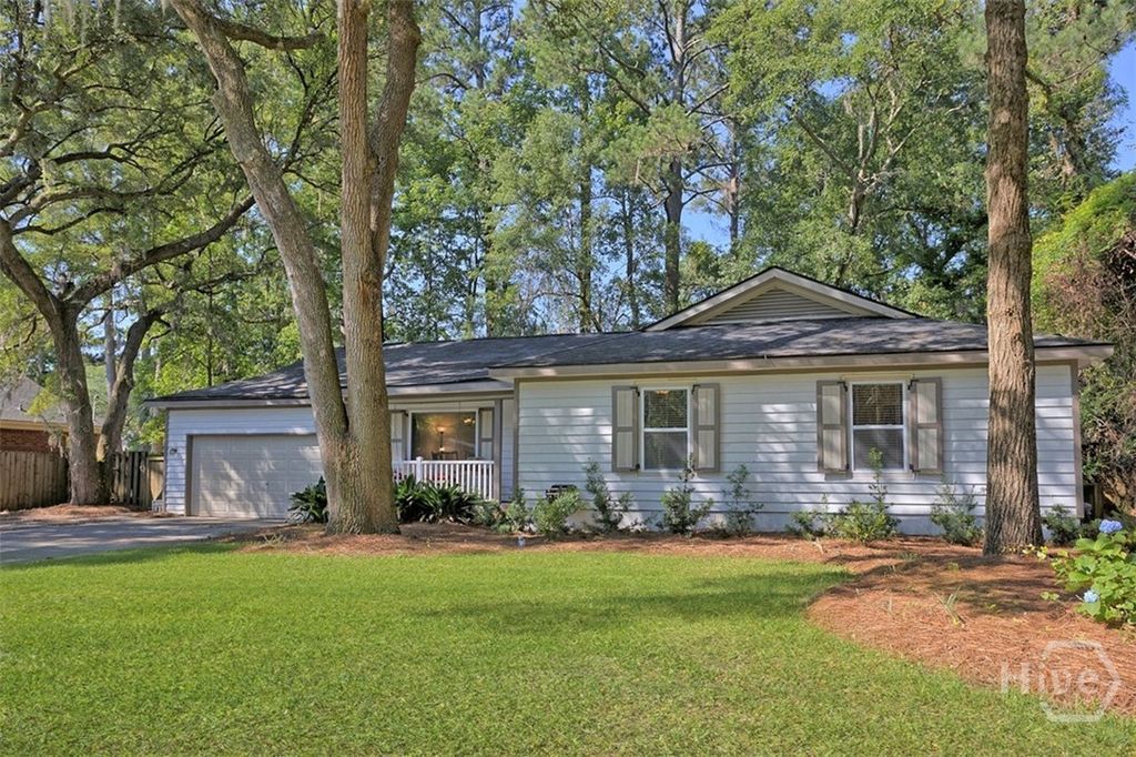 Image 4 of property listing at 220 N Cromwell Road, Savannah, GA 31410