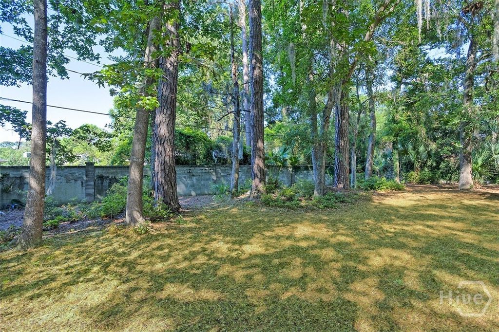 Image 41 of property listing at 220 N Cromwell Road, Savannah, GA 31410